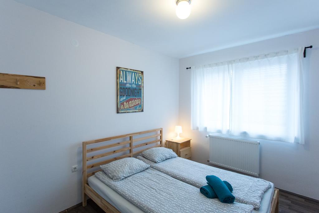 Falling Lakes Hostel Korenica Buitenkant foto
