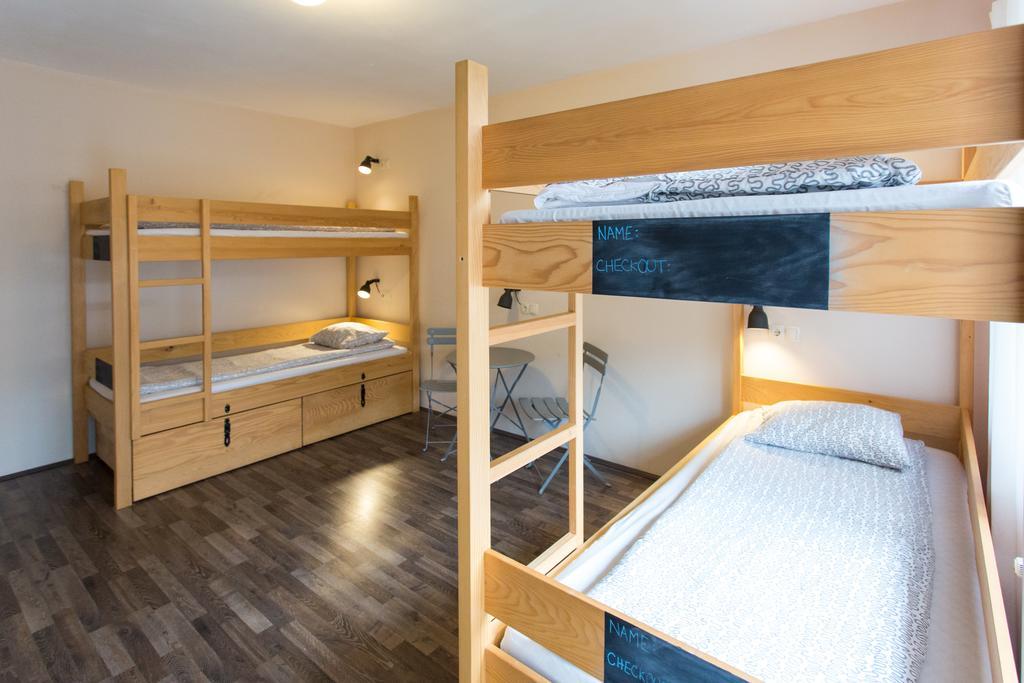 Falling Lakes Hostel Korenica Buitenkant foto