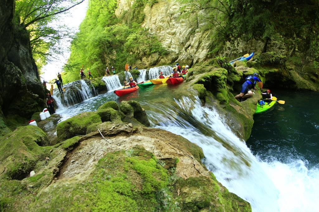 Falling Lakes Hostel Korenica Buitenkant foto