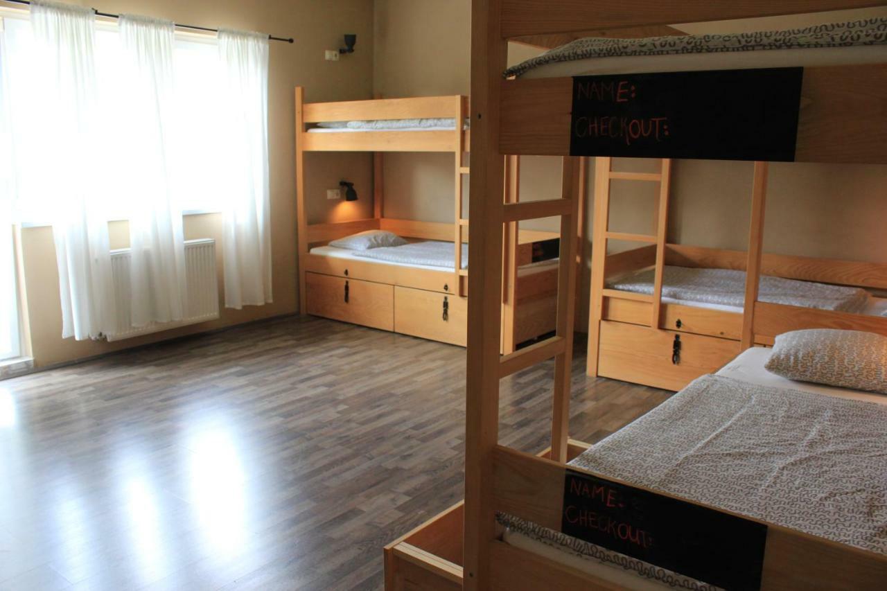 Falling Lakes Hostel Korenica Buitenkant foto