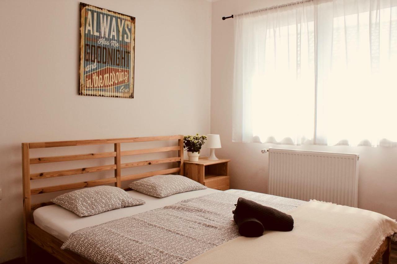 Falling Lakes Hostel Korenica Buitenkant foto
